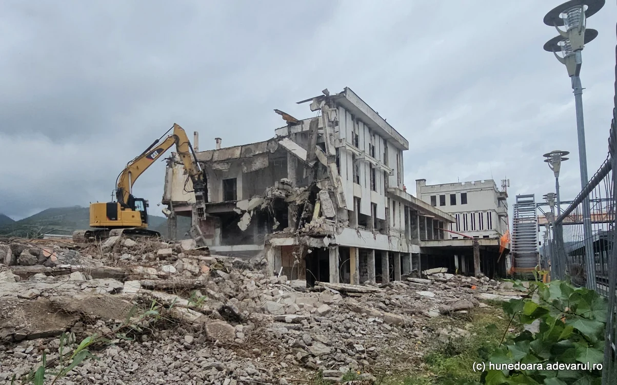 Demolarea gării din Deva. Foto Daniel Guță. ADEVĂRUL