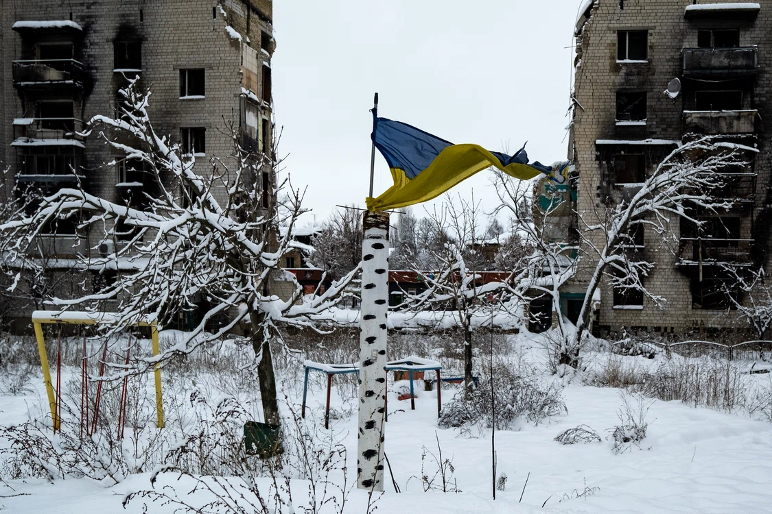 Drapelul ucrainean flutură în gerul iernii, în cartierul Borodianka din Kiev Foto Shutterstock