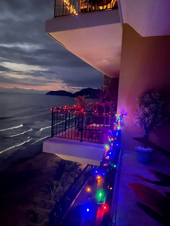 A luminat frumos  balconul care dă  spre ocean