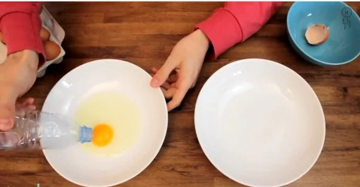 
    În mod miraculos, doar gălbenuşul intră în sticlă  