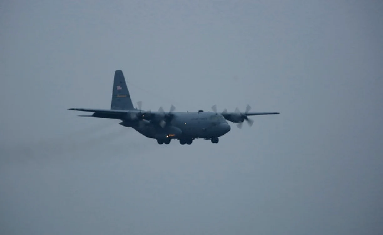 Avion de tip C-130 folosit pentru lansarea de ajutoare FOTO: Valentin Ciobîrcă, MApN (Arhivă)