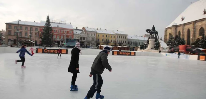 O oră şi jumătate de patinat în Piaţa Unirii costă 15 lei