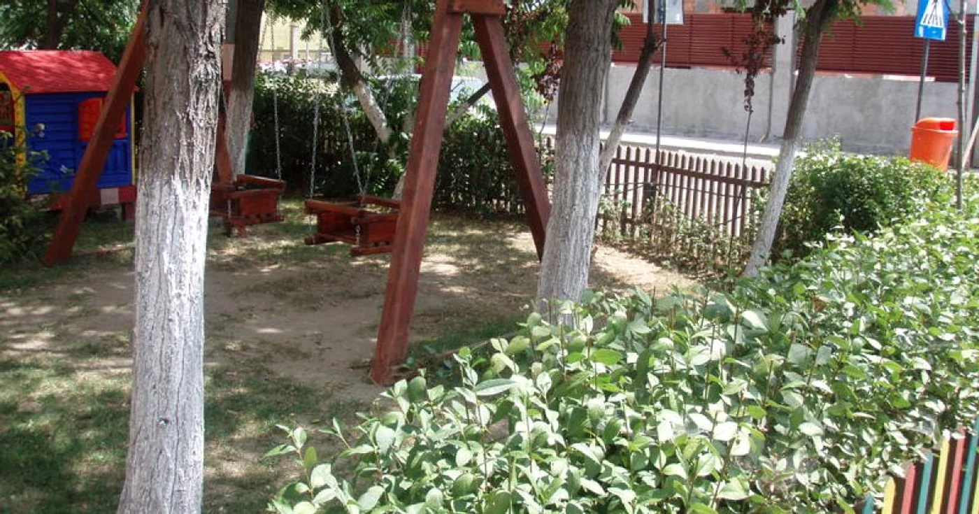 Arădenii vor trebui să îngrijească zona verde de lângă blocuri