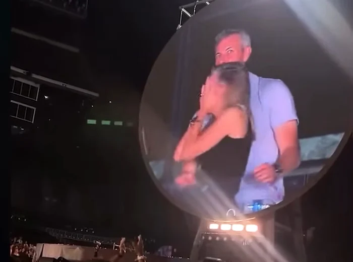 Momentul în care cei doi sunt surprinși de cameră. Foto: Captură video
