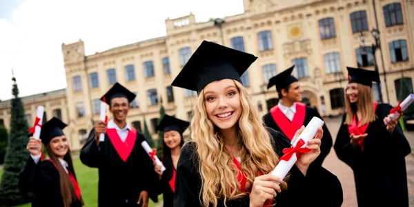 Tineri absolvenți FOTO Shutterstock 