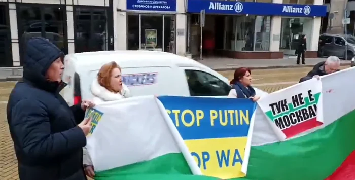 Manifestanții aveau și pancarte pe care scria și mesajul: "Aici nu este Moscova!” Foto captură video