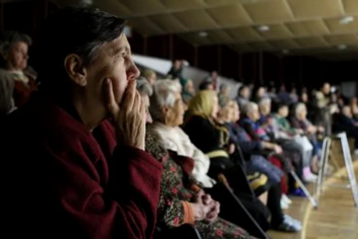 Braşov: Vârstnicii de la Căminul din Noua au fost âncântaţi de spectacol