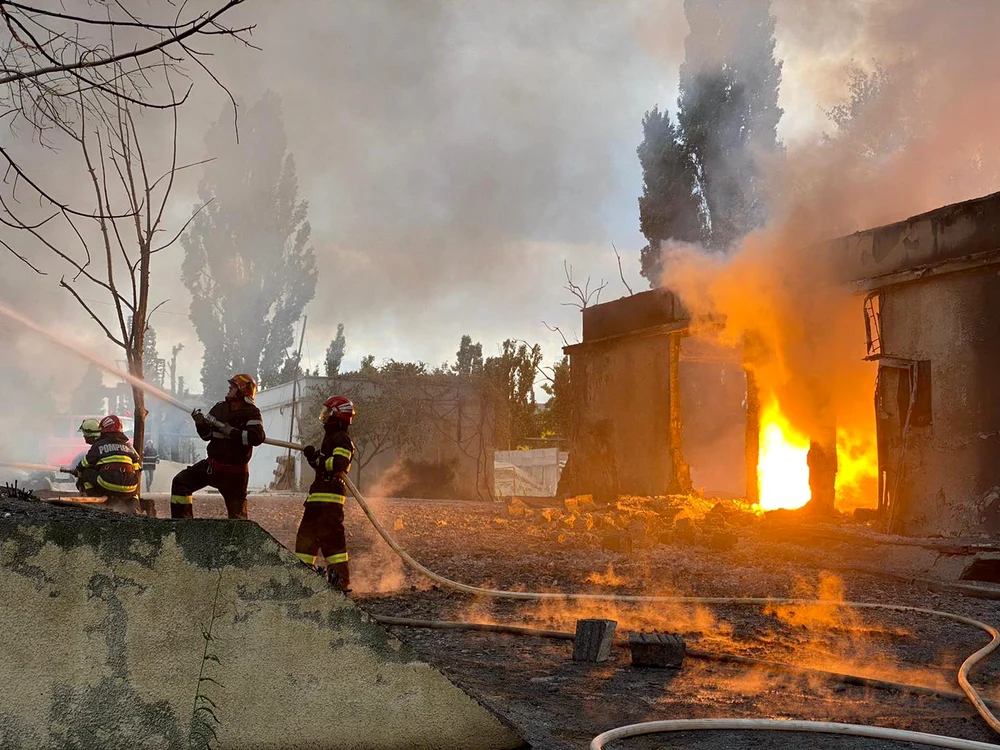 
    3 oameni au murit în urma exploziei urmate de incendiu de la Rafinăria Petromidiafoto: ISU Constanța  