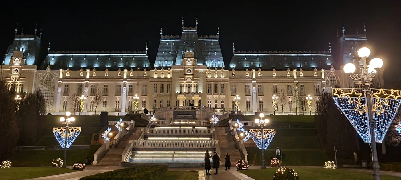 Palatul Culturii din Iaşi pe timp de noapte SURSĂ FOTO Ionuţ Dejeanu
