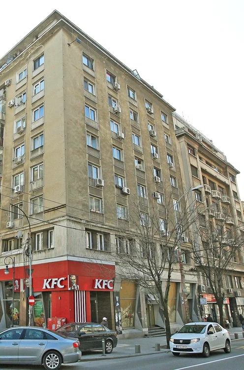 Uşa apartamentului din blocul de pe Bd. Regina Elisabelta a fost sigilată de autorităţi