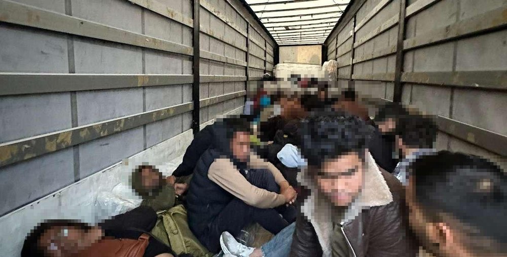 Un român şi un grec, reţinuţi  în Ungaria pentru că transportau 29 de migranţi ilegali