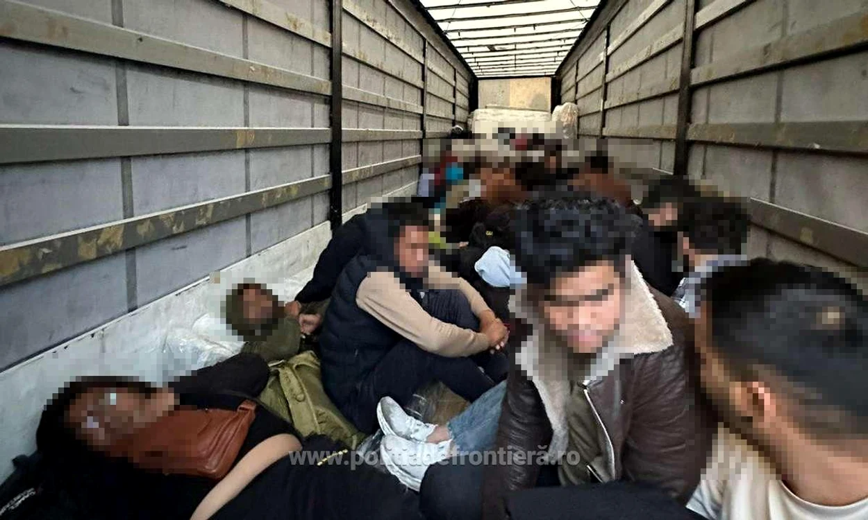 Oamenii erau ascunți printre marfă FOTO Poliția de Frontieră 