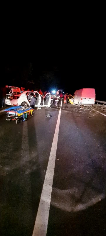 Accident rutier pe Valea Oltului la Robeşti - Vâlcea pe DN 7 cu cinci victime cetăţeni spanioli Foto Adevărul