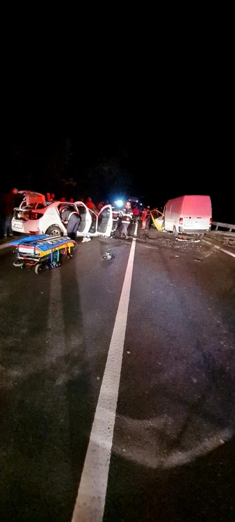 Accident rutier pe Valea Oltului, în Robeşti - Câineni, judeţul Vâlcea, pe DN 7 cu cinci victime cetăţeni spanioli Foto Adevărul