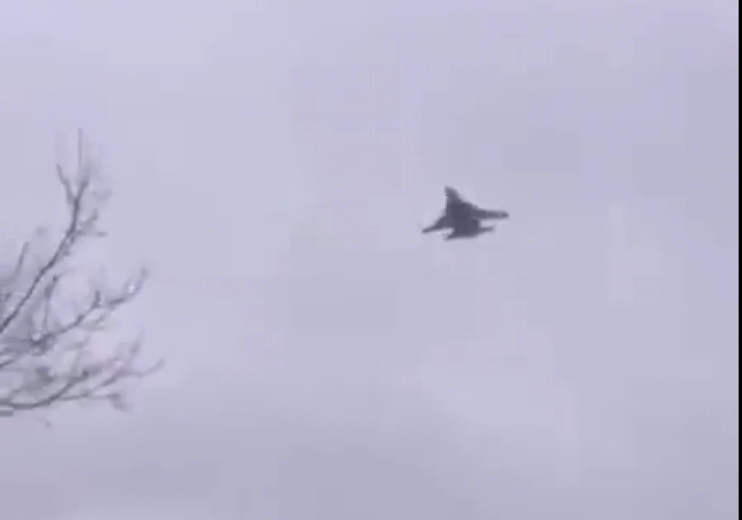 Bombardierul rus SU-34 ar fi fost observat zburând deasupra Harkov FOTO captură Twitter