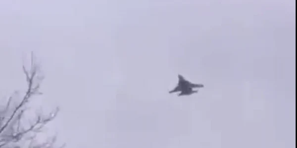 Bombardierul rus SU-34 ar fi fost observat zburând deasupra Harkov FOTO captură Twitter