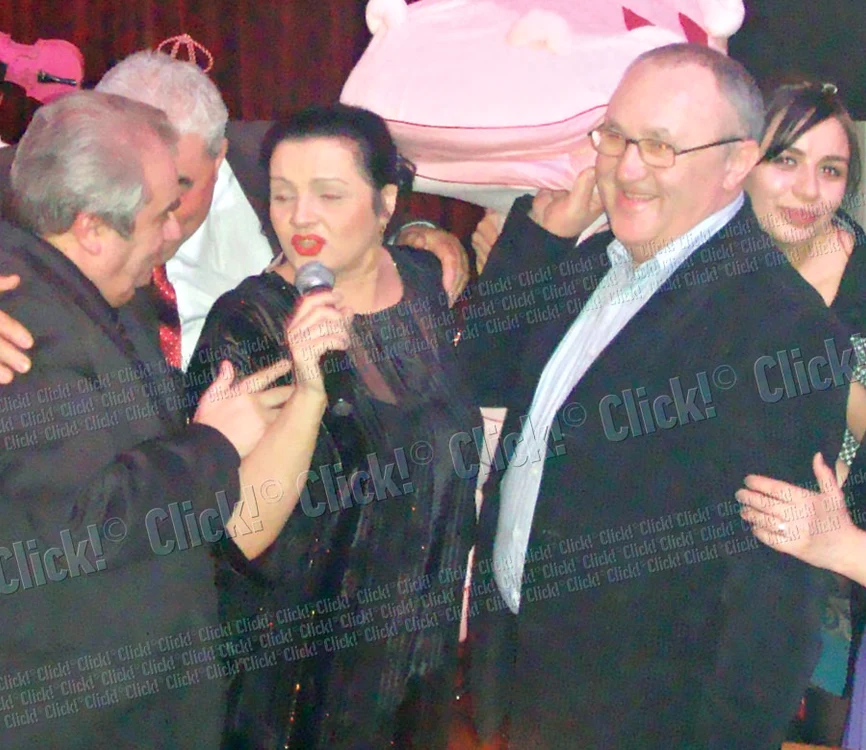 
    Solista a mai primit de ziua ei zeci de parfumuri fine,  un inel cu diamant de la patronii localului, o  rochie unicat de la Liza Panait şi mulţi pantofi (fotografii: Arhivă personală)  