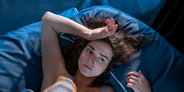 Insomnie - lipsa somn - femeie in pat FOTO Shutterstock 