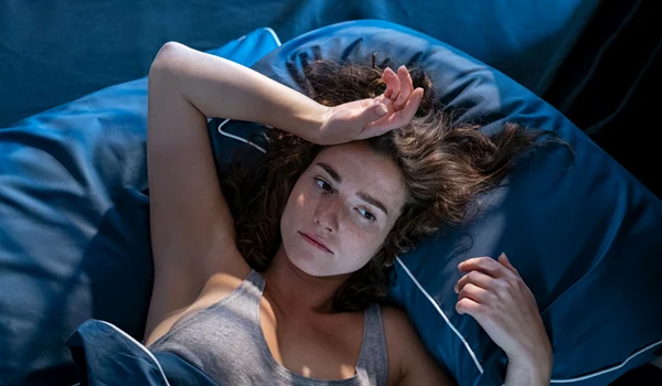 Insomnie - lipsa somn - femeie in pat FOTO Shutterstock 