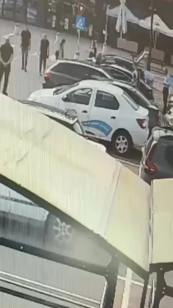 Clipe de groază în Alba Iulia. Un bebeluș a fost salvat dintr-o mașină încinsă la peste 30°C de un jandarm aflat în timpul liber