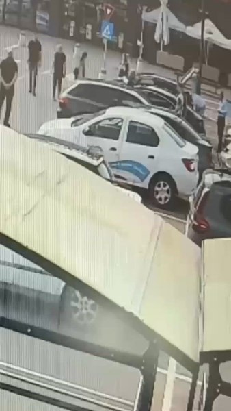 Clipe de groază în Alba Iulia. Un bebeluș a fost salvat dintr-o mașină încinsă la peste 30°C de un jandarm aflat în timpul liber