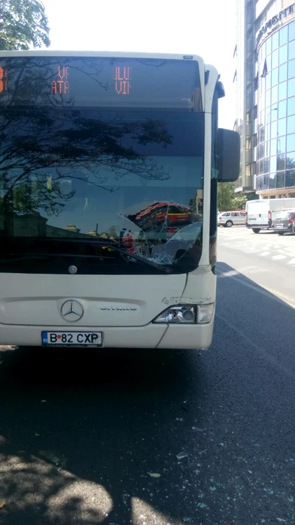 Parbrizul autobuzului a fost spart