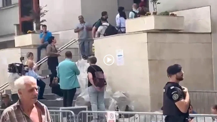 Oamenii stau în caniculă, cu zeci de saci cu voturi, captură video