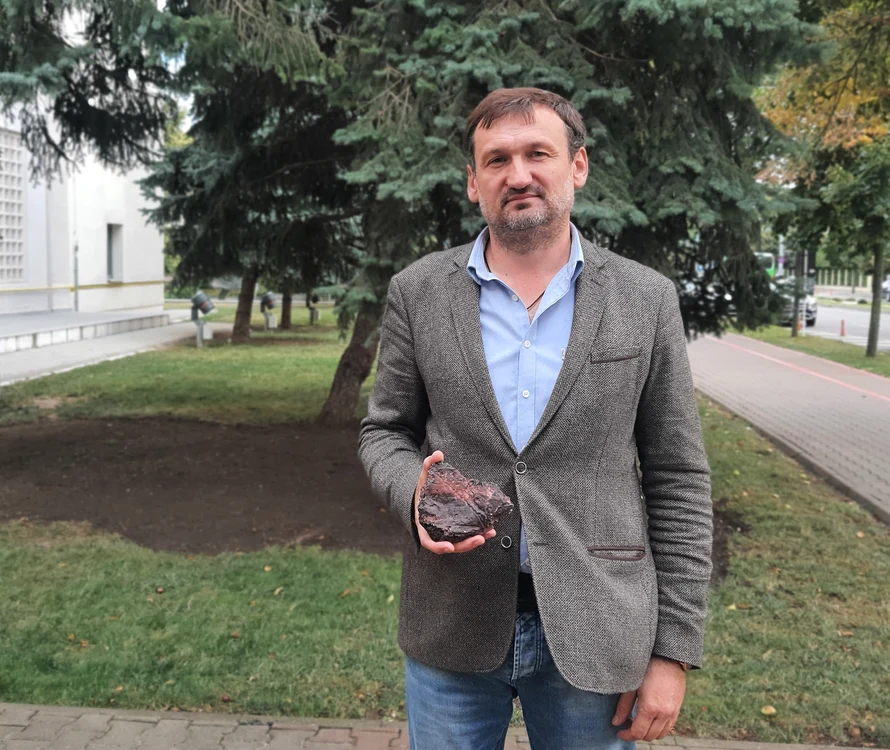 Ivan Muntean arată bucata de lut care poate schimba istoria vinului.  