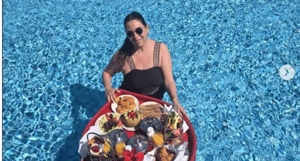 Oana Roman, supărată pe vecinii vilei unde își petrecea vacanța: „V-am stropit?”