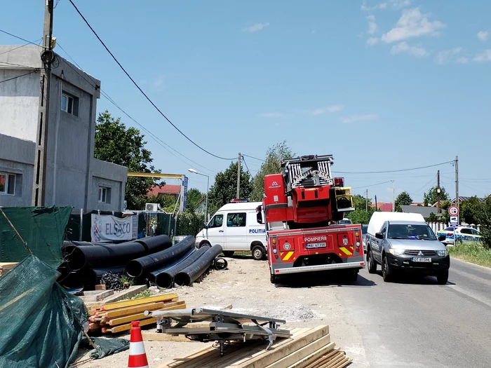 Trupul bărbatului a fost coborât cu ajutorul pompierilor FOTO: Cătălin Fircoiu