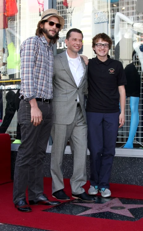 4 doi barbati si jumatate jpg jpeg