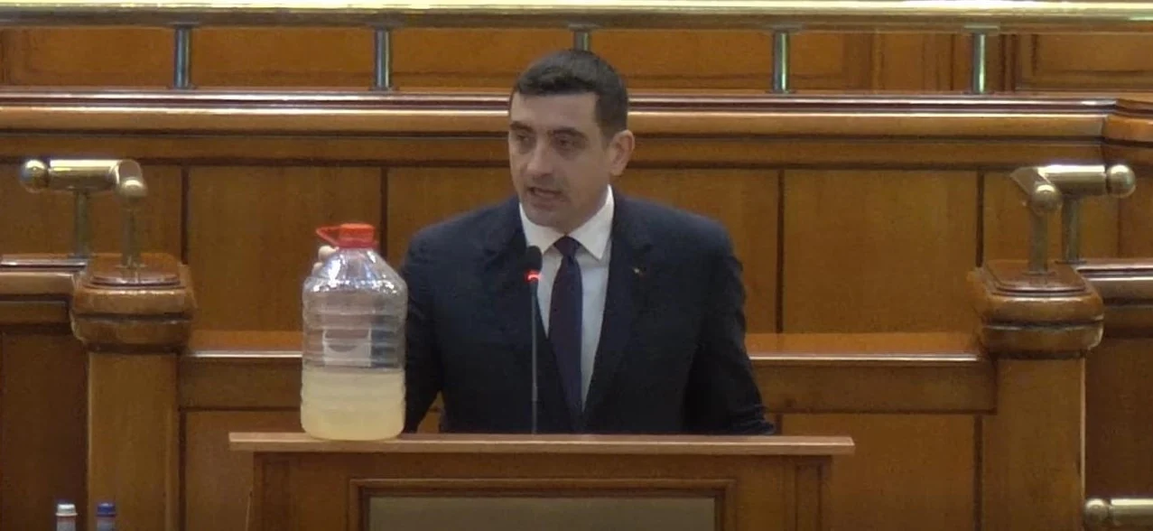 George Simion a dus în Parlament un bidon cu apă de la Curtea de Argeş şi a contestat coaliţia de guvernare