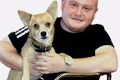 Instructorul Mihai Nae, alături de Mickey, cățelul pe care l a adus „pe calea cea dreaptă” jpeg