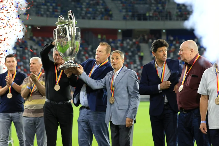 
    Eroilor de la Sevilla li s-a înmânat o copie a Cupei Campionilor Europeni în mărime naturalăEroilor de la Sevilla li s-a înmânat o copie a Cupei Campionilor Europeni în mărime naturală / Foto: Marian Burlacu  