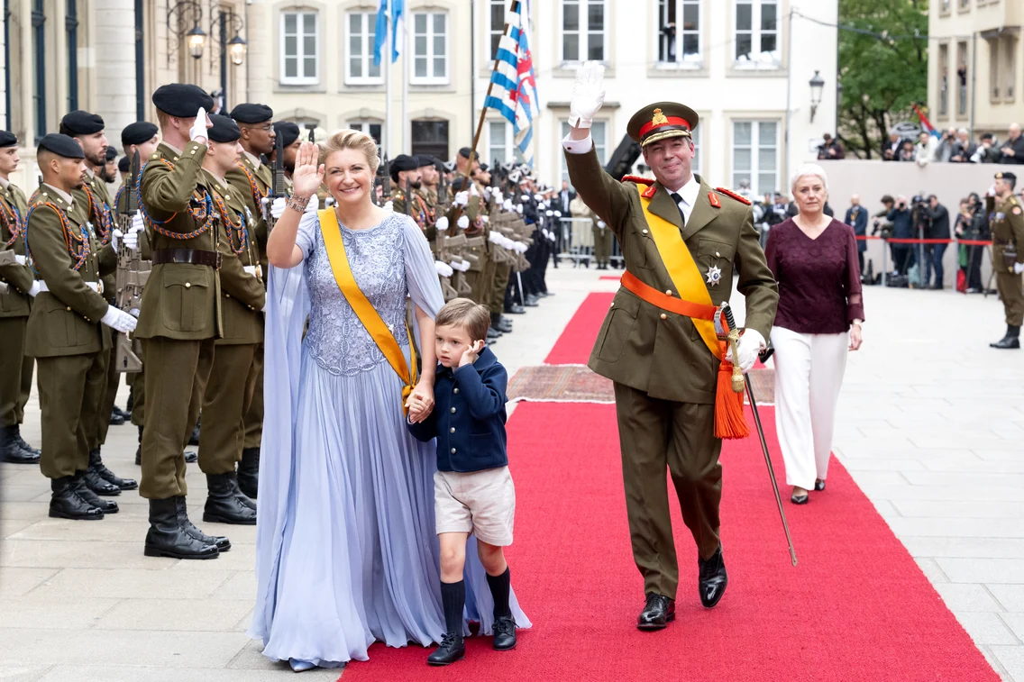 Marele Duce Guillaume, noul Mare Duce de Luxemburg, împreună cu soția sa, Marea Ducesă Stephanie și cei doi fii ai lor, Prințul Charles și Prințul François