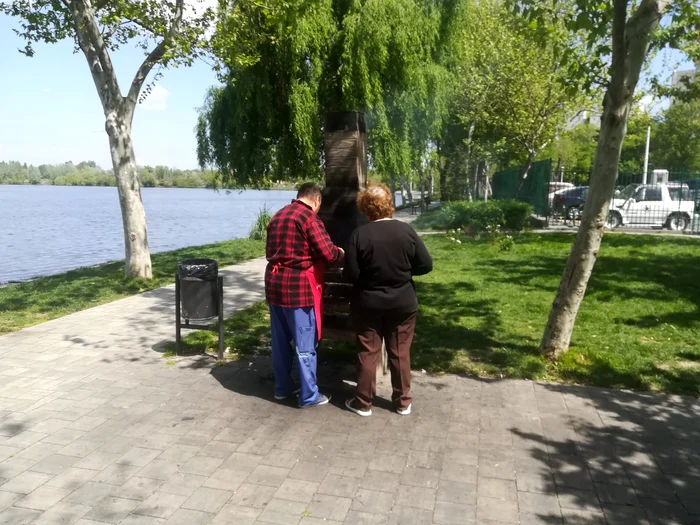Unul dintre grătarele din Parcul Plumbuita