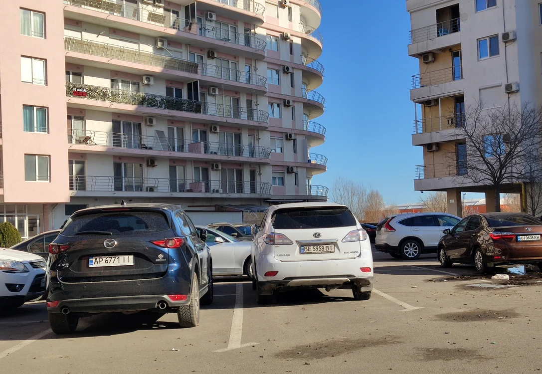 Parcările din Mamaia Nord, ocupate de masini din Ucraina FOTO: Călin Gavrilaș