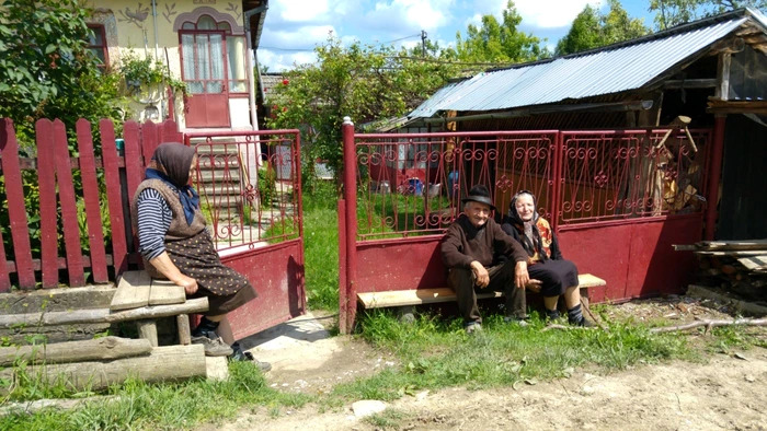 Tinerii au plecat de mult de acasă către civilizaţie şi mai dau pe acasă doar de sărbători. Erau peste 100 de familii. Acum, abia dacă mai sunt 20 FOTO Ionuţ Dima
