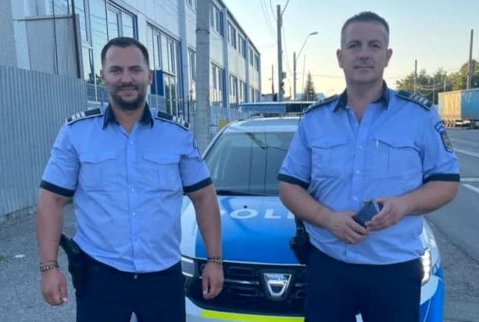 Poliţiştii care au deschis calea maşinii. Foto IPJ Argeş