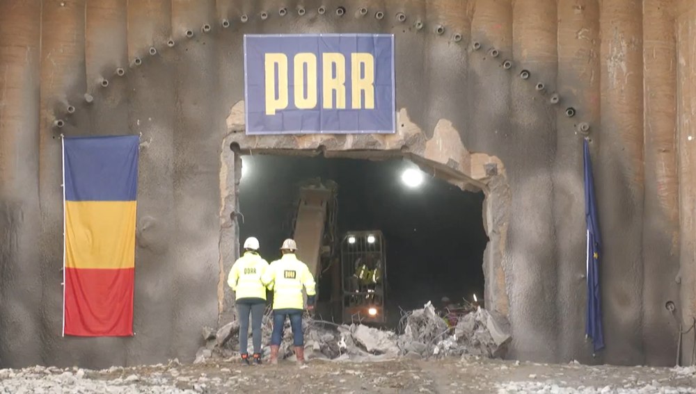 Imagini cu momentul în care e străpuns primul tunel forat pe o autostradă în România VIDEO