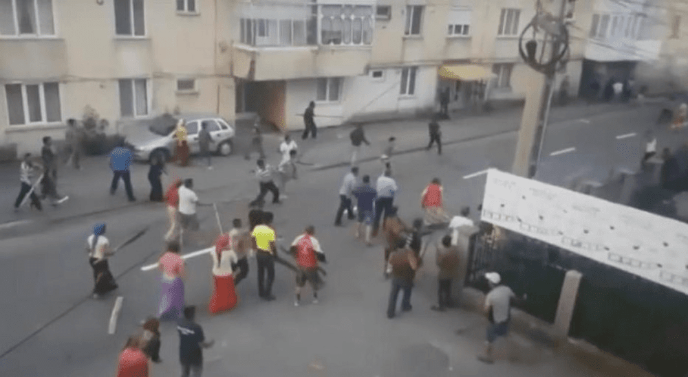 Bătaie ca-n codru pe o stradă dintr-un oraș de munte. Scandalul s-a lăsat cu reținerea unor persoane din grupări rivale