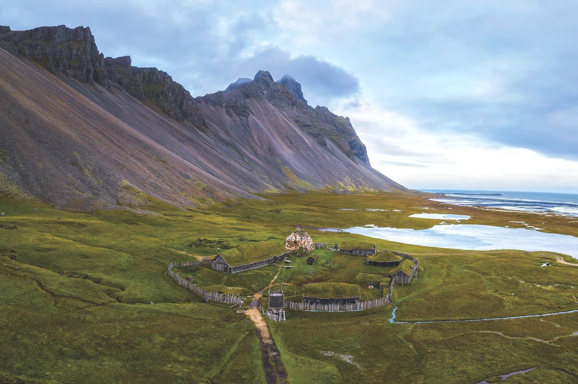 Vedere aeriană a unui sat viking de lângă Muntele Vestrahorn din Peninsula Stokksnes, Islanda