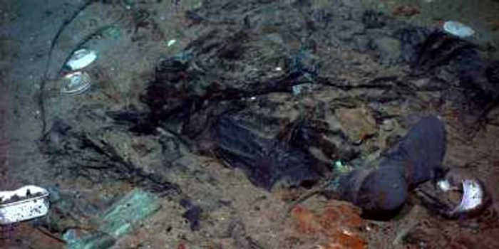 Fotografia în care se pot observa ghetele și paltonul unui pasager