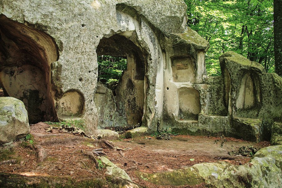 Patria superbă a trovanților și a schiturilor rupestre de la Curbura Carpaților. Ocazie uriașă de a „exploda” turistic FOTO