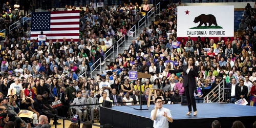 Senatorul american Kamala Harris (d) se adresează publicului în timpul unui miting la Los Angeles Southwest College din Los Angeles California Statele Unite ale Americii FOTO EPA-EFE / Etienne Laurent