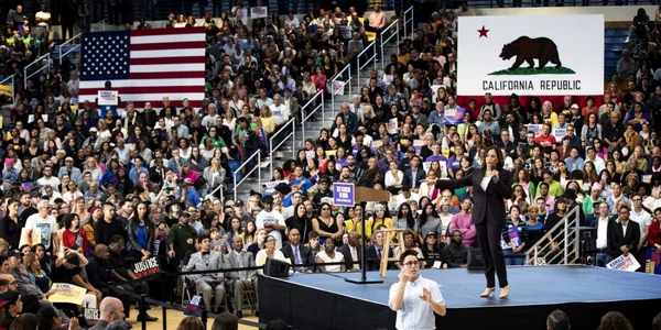 Senatorul american Kamala Harris (d) se adresează publicului în timpul unui miting la Los Angeles Southwest College din Los Angeles California Statele Unite ale Americii FOTO EPA-EFE / Etienne Laurent