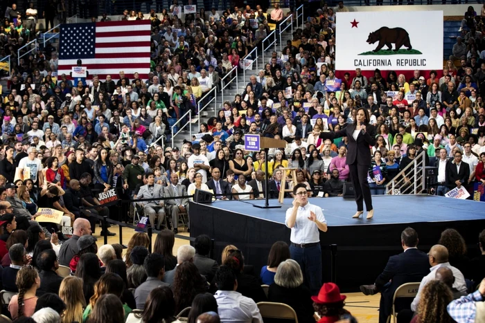 Senatorul american Kamala Harris (d) se adresează publicului în timpul unui miting la Los Angeles Southwest College din Los Angeles California Statele Unite ale Americii FOTO EPA-EFE / Etienne Laurent