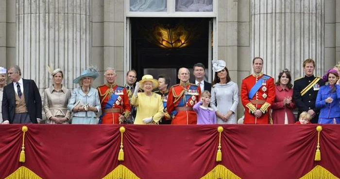 Membrii Casei Regale a Marii Britanii, aflaţi la balconul Palatului Buckingham. FOTO: The Mirror