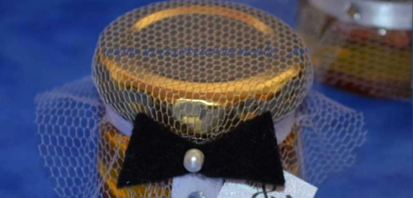 Idei de mărturii făcute acasă. Borcanele pot fi decorate cu organza sau tul/FOTO www.viitoaremireasa.ro