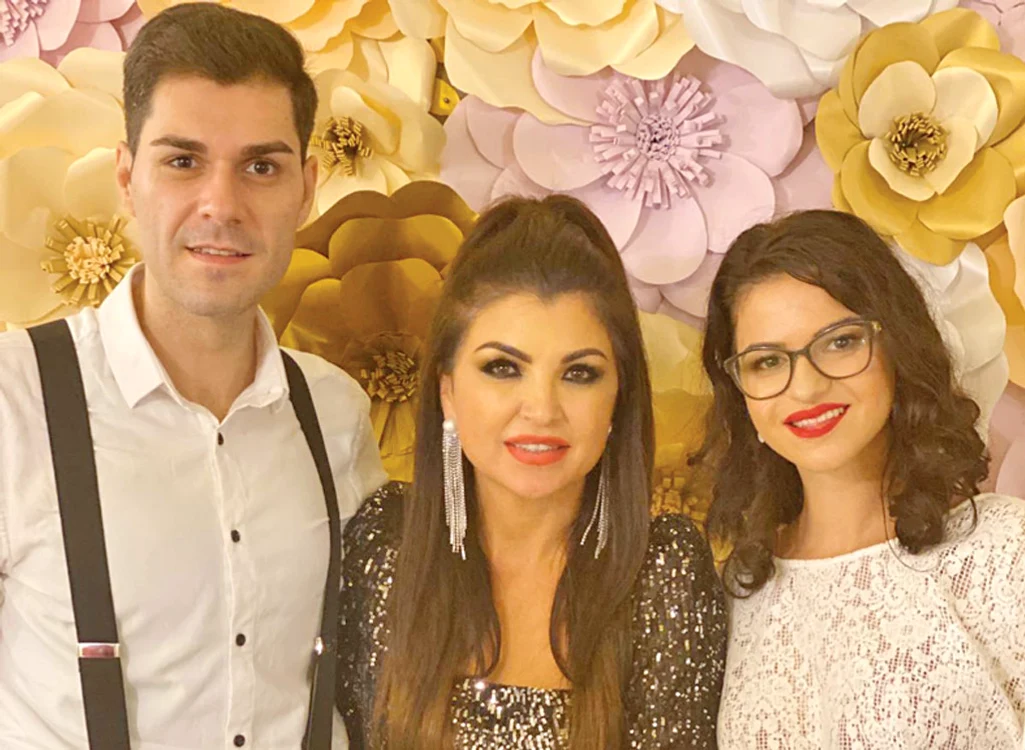 
    Gabriel Dumitru a  petrecut alături de  Claudia Ghiţulescu şi  Beatrice, o prietenă.  Iubita l-a aşteptat acasă  